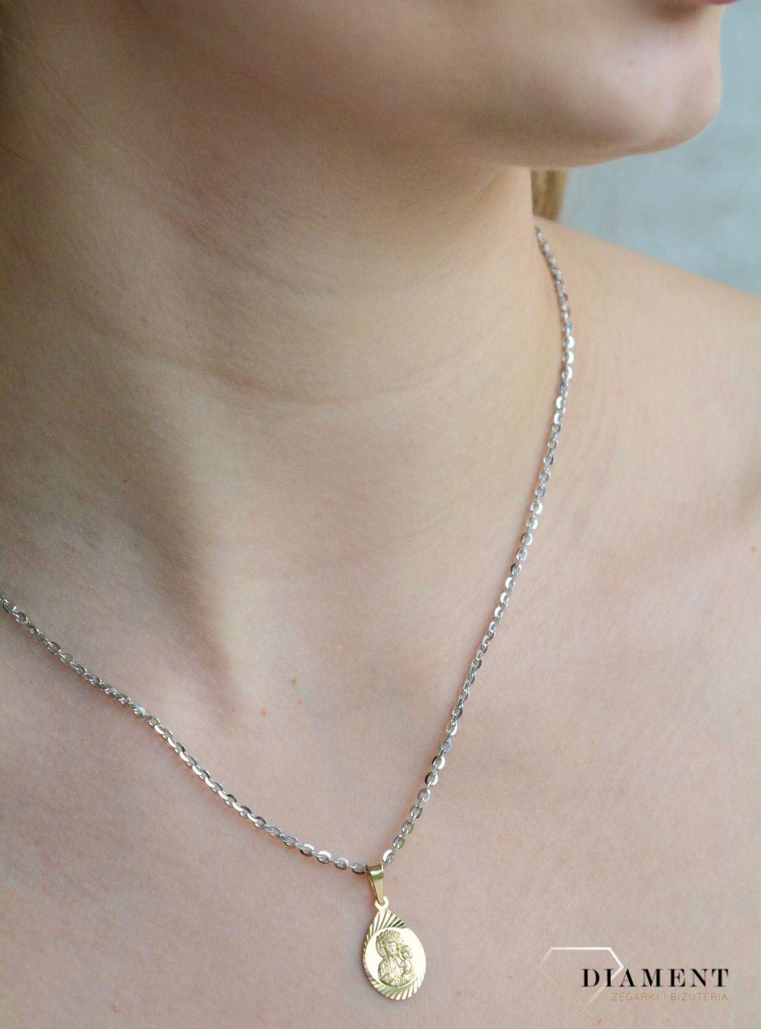 Złota zawieszka 585 medalik Matka Boska Częstochowska ZA 5967.jpg